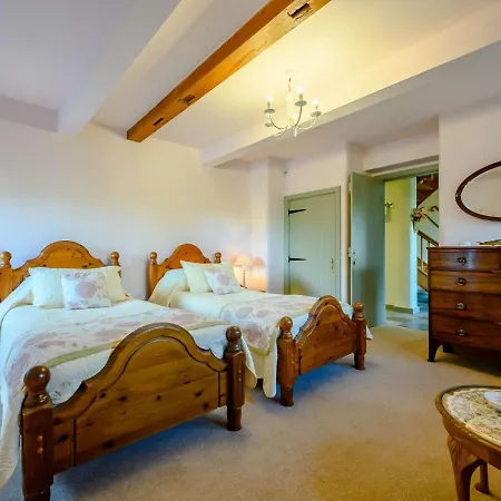 4 Bed In Sz180 *